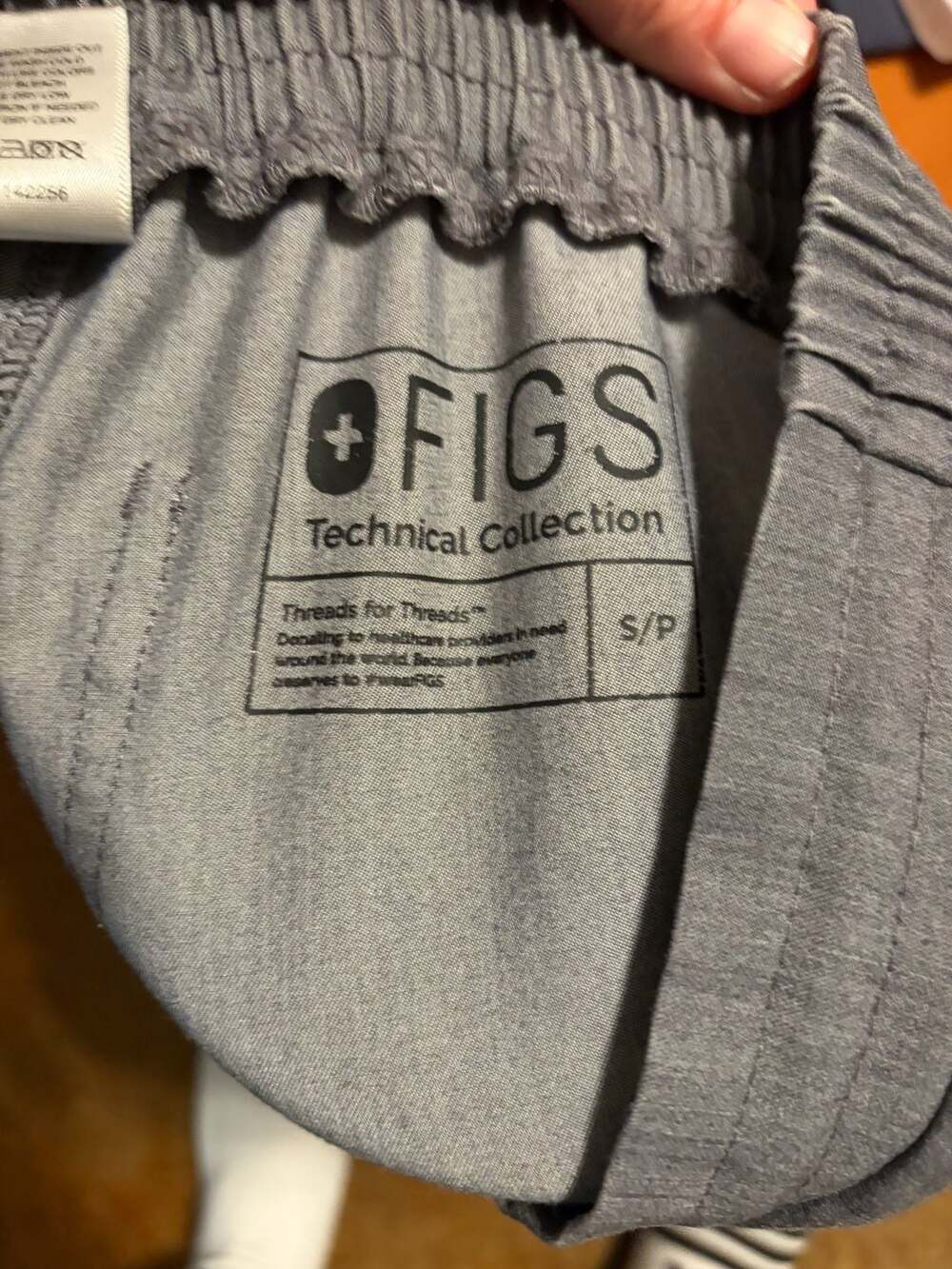FIGS Graphite Rafaela Technical collection Henley Scrubs Zamora Jogger Set - Picture 3 of 8